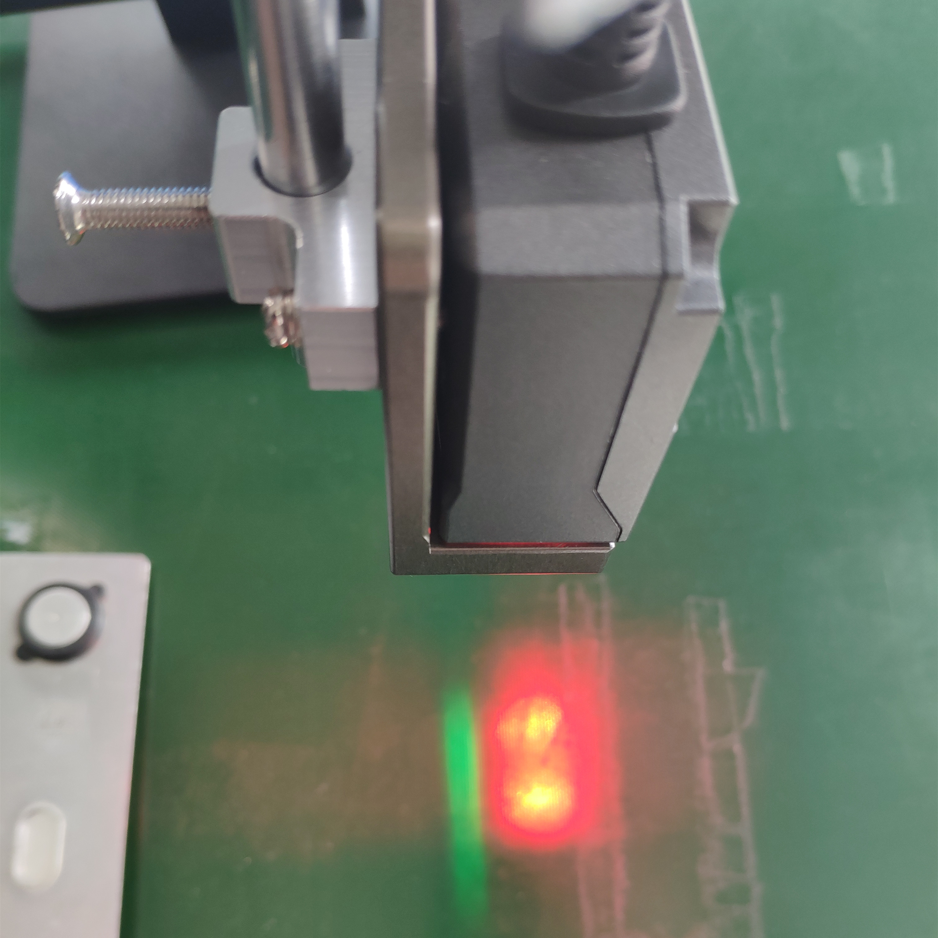 新大陆NLS-NVF200牢固式条码扫描器具有红光、绿光对焦功效